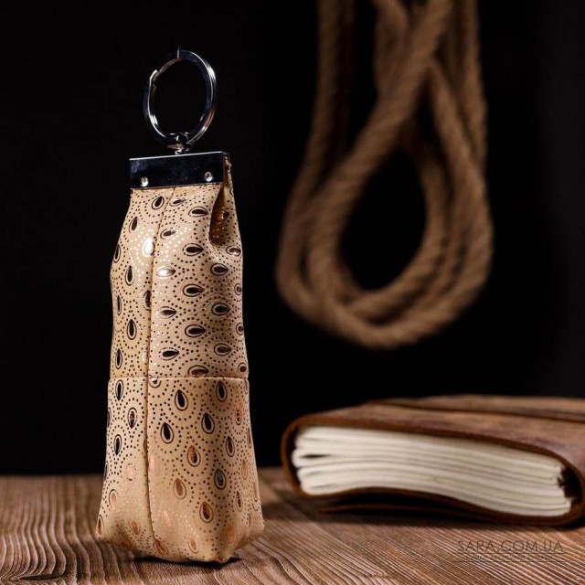 Незвичайна містка ключниця KARYA 20933 шкіряна Золотистий Незвичайна містка ключниця KARYA 20933 шкіряна Золотистий